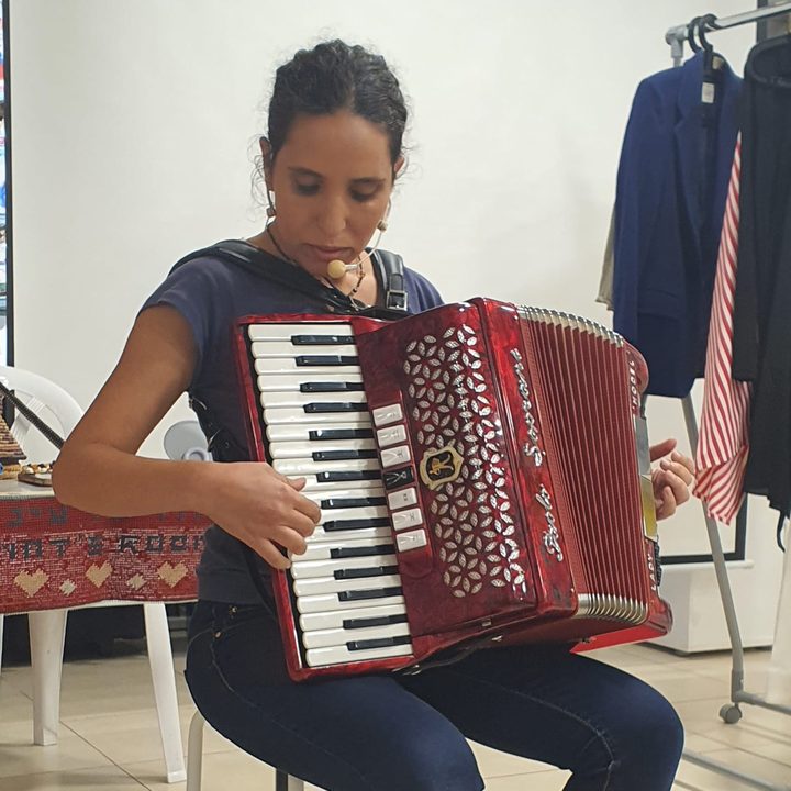 עינת מנגנת באקורדיון